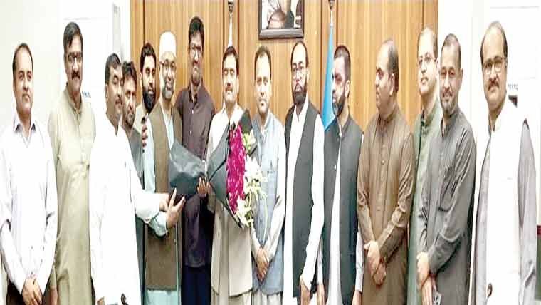 بی زیڈ یو میں اپگریڈ پرسنل  سیکرٹریز کو مبارکباد، گلدستے پیش 