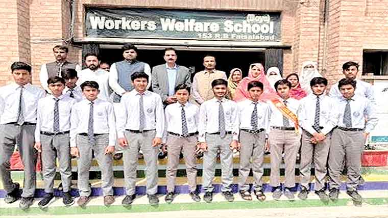 ورکرز ویلفیئر سکول 153 رب میں طلبہ کو چیک تقسیم 