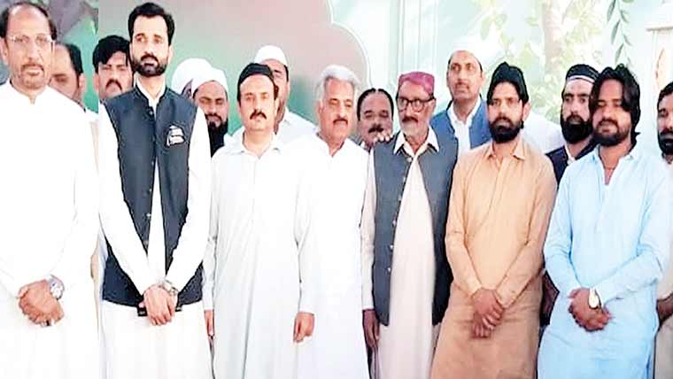 شاہپور صدر :حفاظ کرام کو اعزازی شیلڈ اور تحائف دئیے گئے