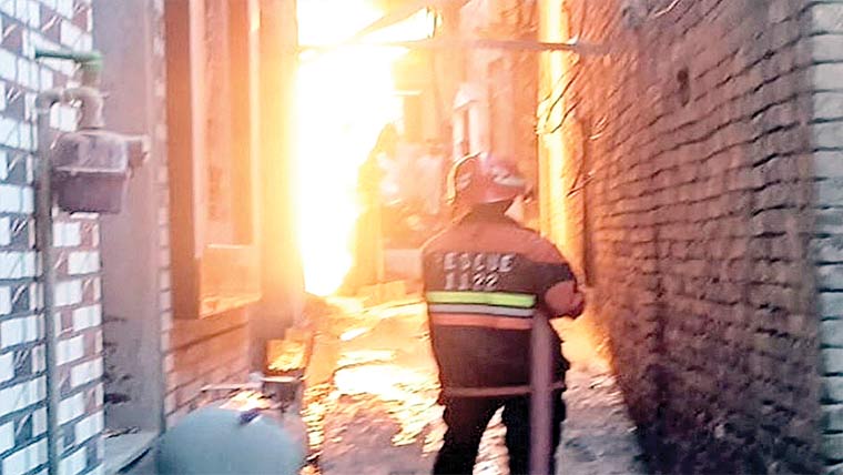 نوشہرہ :میٹر سے گیس اخراج کے با عث آگ بھڑک اٹھی 