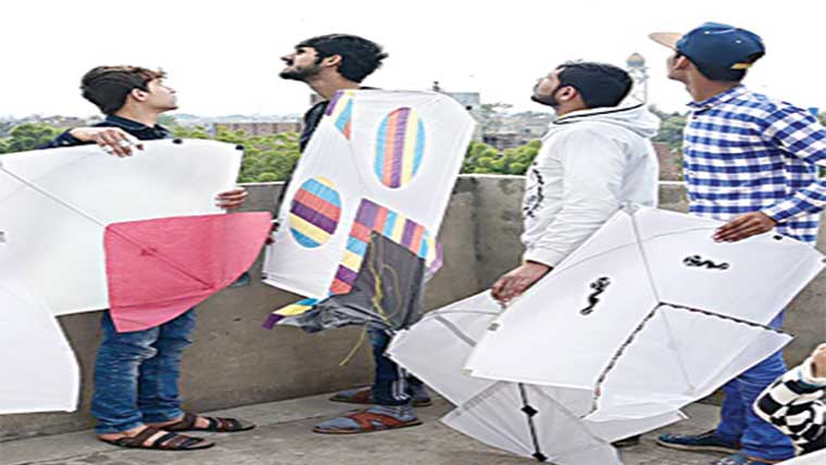  پتنگ بازی کرنے پر 2 افراد گرفتار