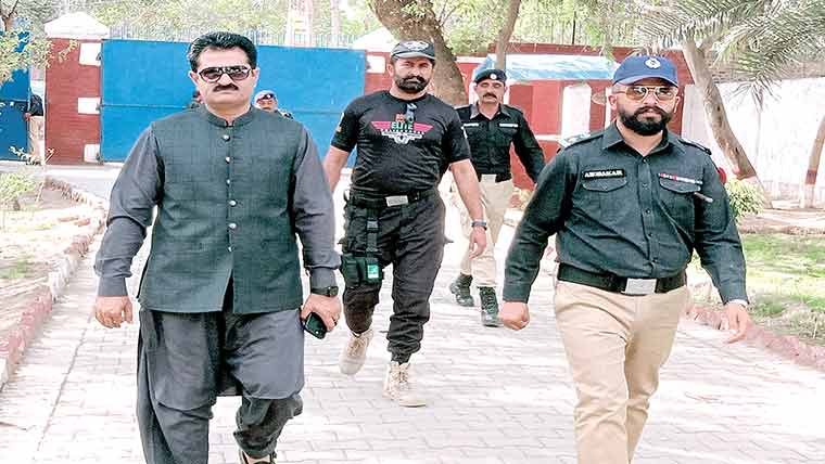 ڈسٹرکٹ شاہ پور جیل کے مین گیٹ کے سامنے ، ڈی آئی جی کا معائنہ 