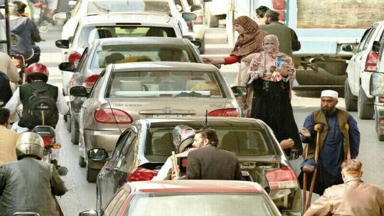 ٹریفک سگنلز ، چوکوں اور پبلک مقامات پر بھکاریوں کے ڈیرے انتظامیہ تماشائی