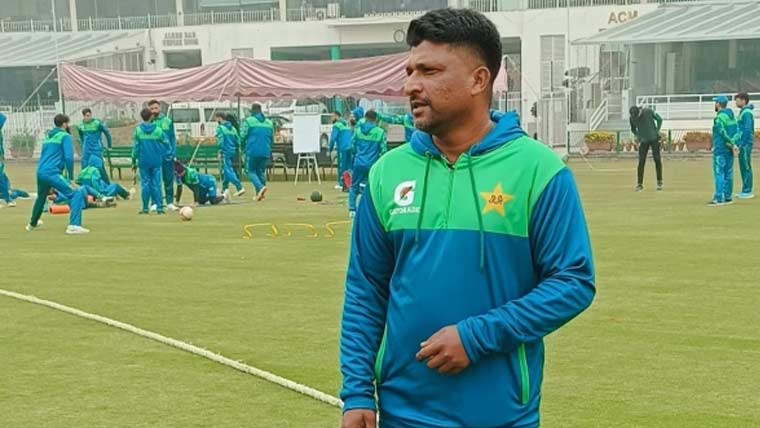  پاکستان ٹیم کے بیٹنگ کوچ بھی بطور فیلڈر میدان میں 