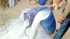 جعلی دودھ بنانیوالا گروہ بے نقاب، 800 لٹر دودھ تلف 