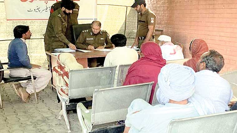  ڈی پی او چنیوٹ کی کھلی کچہری، شہریوں کی فوری داد رسی کی ہدایت 