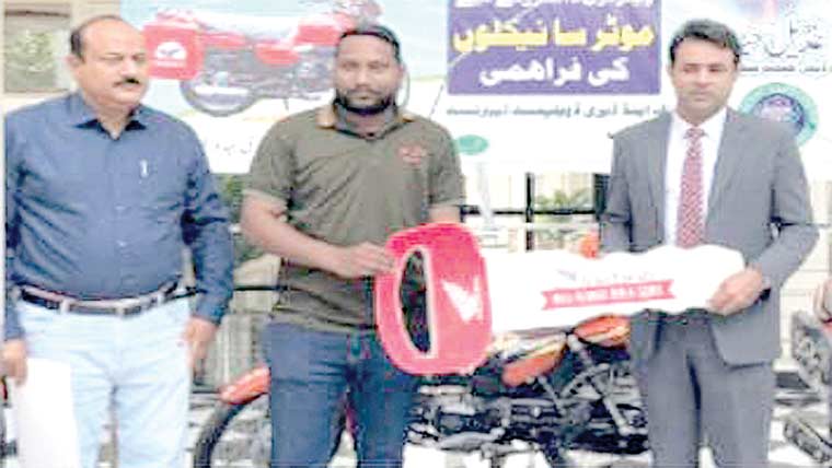   منڈی بہا ئو الدین:لائیو سٹاک کے  افسروں اور عملہ میں موٹر سائیکلیں تقسیم 