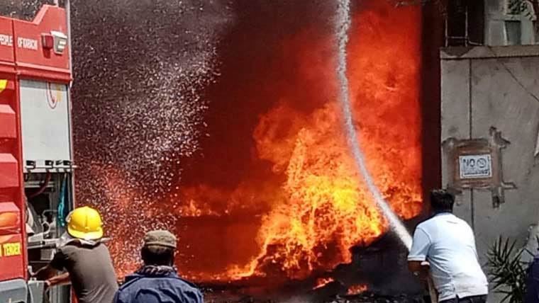 شاپنگ مال میں آتشزدگی، 2فائر فائٹرز بے ہوش