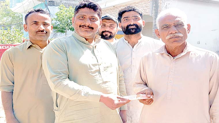 ایمپلائرز یونین ڈسکہ کے  صدارتی امیدوار کی جانب  سے مستحق افراد میں راشن تقسیم 