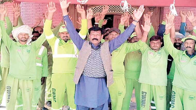 حافظ آباد:تنخواہوں میں کٹو تی پر سینٹری ورکرز کا احتجاج 