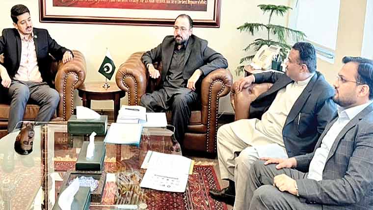 وفاقی وزیر سالک حسین سے صدر  گجرات چیمبر احمد حسن کی ملاقات 