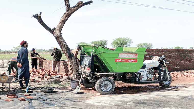 کوڑا اٹھانے والے رکشے تعمیراتی کاموں میں استعمال