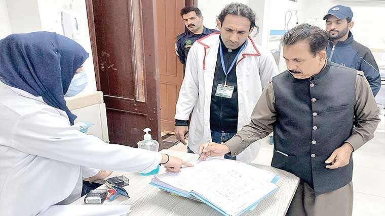 ڈی ایچ کیو ہسپتال : ٹیسٹوں کیلئے بھاری فیسیں، بوگس رسیدیں دینے پر 3 ملازم معطل