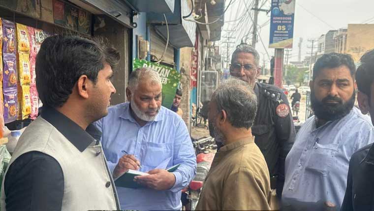 گجرات:گوداموں اور دکانوں سے  جعلی، نان ڈیوٹی پیڈ سگریٹ برآ مد 