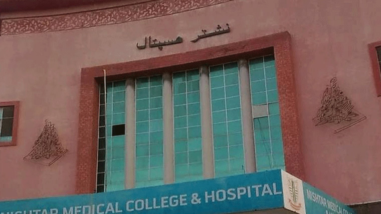  نشتر، مریض کی سانس کی نالی میں پھنسی ہڈی نکال لی 