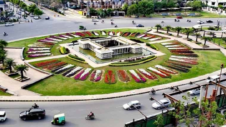 عید :لبرٹی چوک کو رنگ برنگے  اور دلکش پھولوں سے سجا دیا گیا 