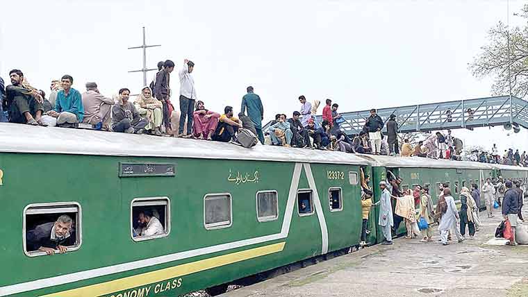 عید پیاروں کے ساتھ منانے کیلئے پردیسیوں کی واپسی جاری