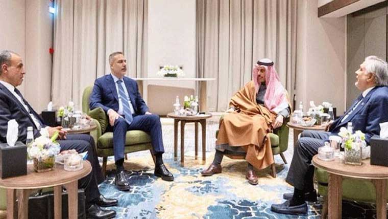 اسحاق ڈار کی ریاض میں ترک، سعودی  و دیگر وزرائے خارجہ سے ملاقاتیں 