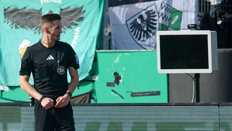  مداح نے فٹبال میچ کے دوران وی اے آر مانیٹر بند کر دیا