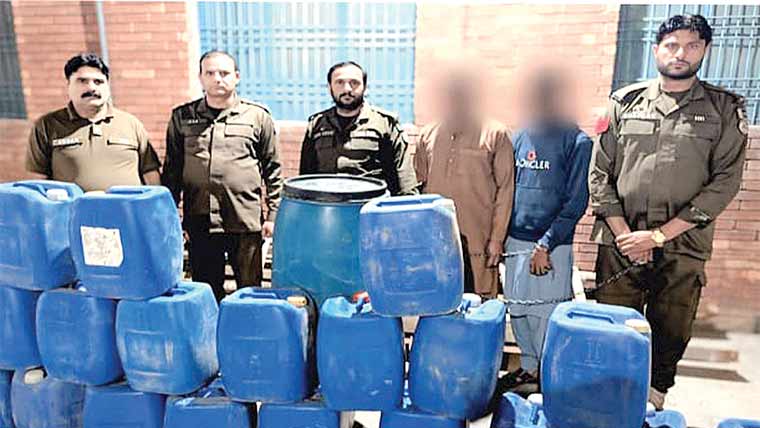 ٹھیکریوالا پولیس کی کارروائی 900 لٹر دیسی شراب پکڑ لی