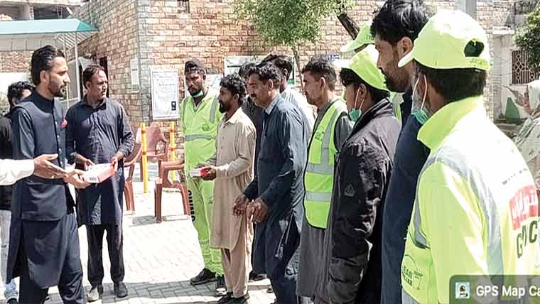 اے سی کھاریاں کی جانب  سے عملہ صفائی میں مٹھائی تقسیم 