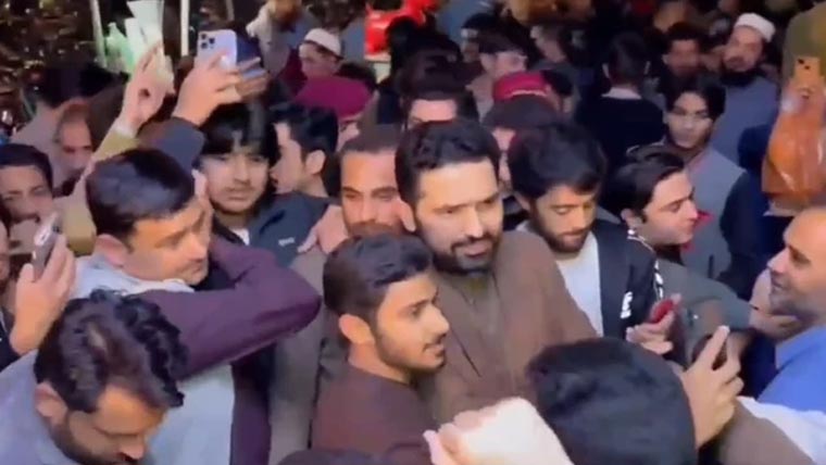 سہیل آفریدی کی بغیر پروٹوکول پشاور  صدر بازار آمد، عوام میں گھل مل گئے