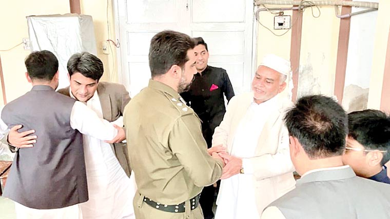 کمشنر سرگودھا نے پولیس لائن کی  مسجد میں عیدالفطر کی نماز ادا کی