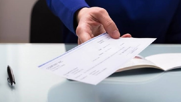 لاڑکانہ:پولیس شہدا کے اہل خانہ میں عیدی کے چیکس تقسیم