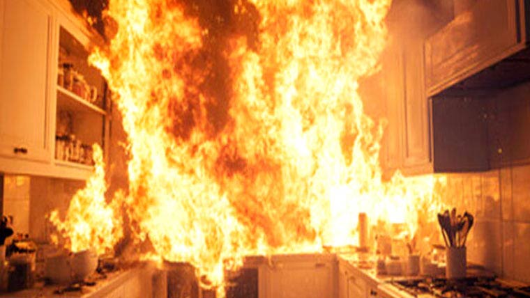 گھر میں گیس لیکیج دھماکا، دو خواتین سمیت 3افراد جھلس گئے