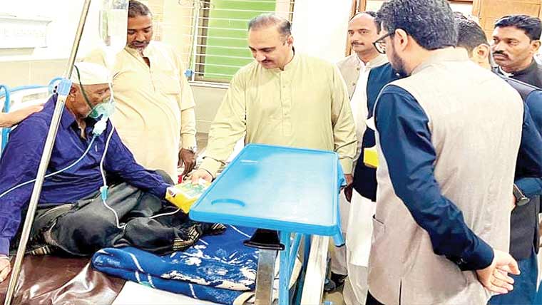  ڈپٹی کمشنر کا ہسپتال کا دورہ ، مریضوں میں مٹھائی تقسیم 