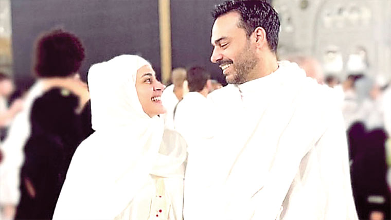 طواف کے دوران ویڈیو نہ بنائیں  اداکار گوہر رشید کی مداحوں سے اپیل