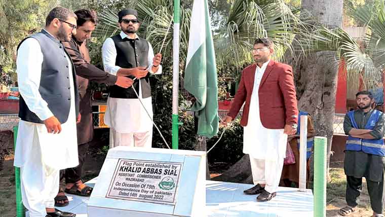 یوم پاکستان پر اے سی آفس وزیر آباد میں پرچم کشائی کی تقریب