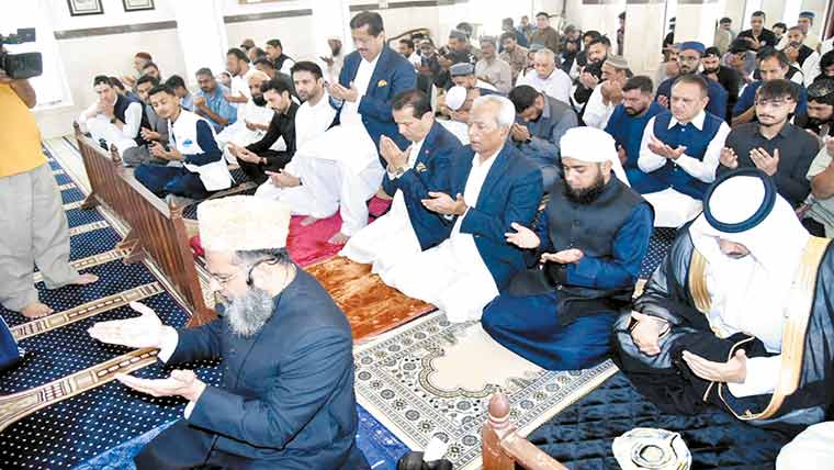  نہال ہاشمی نے عیدالفطر کی نماز  گورنر ہاؤس کی مسجد میں ادا کی