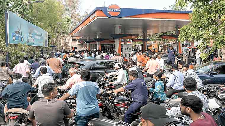 بھارت :گیس پٹرول کی قلت ،کئی ریسٹورنٹس بند
