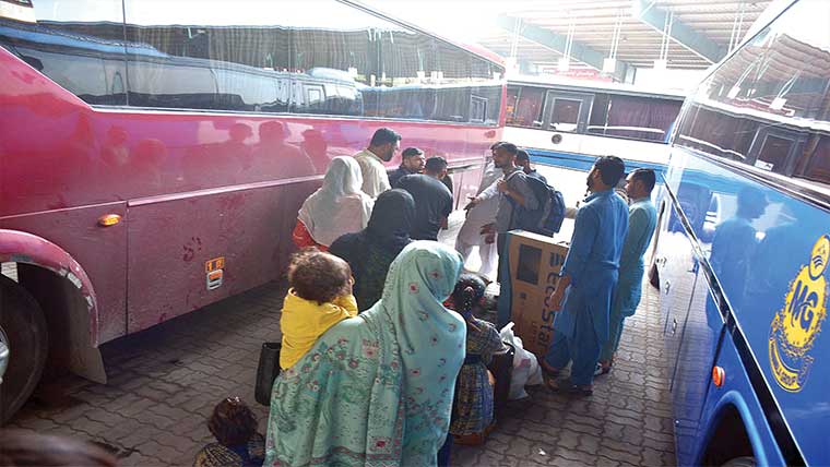 انتظامیہ ناکام، ٹرانسپورٹرز کی لوٹ مار من مانے کرائے