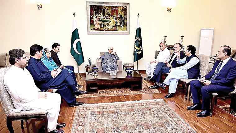 پٹرولیم مصنوعات کی قیمتوں کے بوجھ کو کم سے کم رکھا جائے : صدر زرداری 