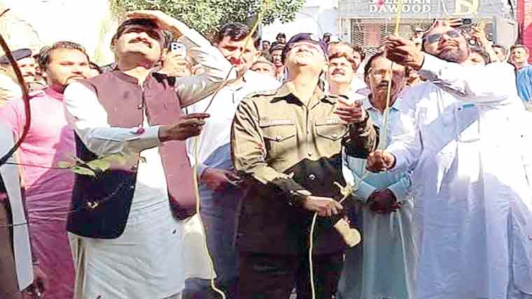 اے ڈی سی جنرل کی کونسل ہال وہاڑی میں پرچم کشائی 