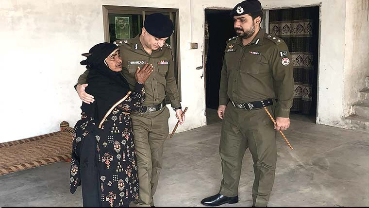 ڈی پی او سرگودھا کی شہید  مہر عمران وینس کے گھر جا کر  ان کے اہل خانہ سے ملاقات