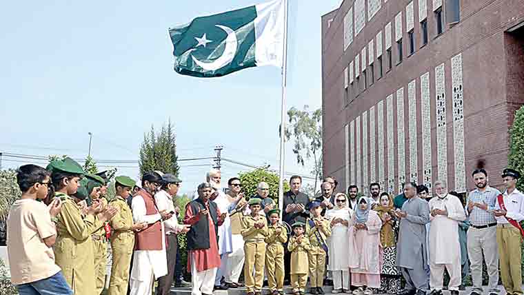  ایوان کارکنان میں یوم پاکستان  تقریب،پرچم کشائی ،انعامات تقسیم 