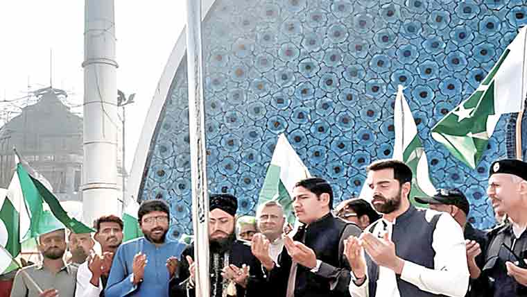 حضرت داتا گنج بخشؒ کے مزار پر پرچم کشائی کی تقریب 