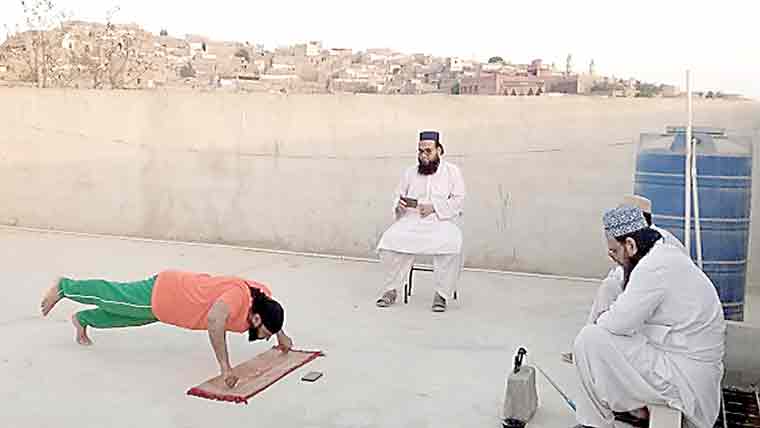  ایک ٹانگ اٹھا کر 66بار انگوٹھے پر پُش اپس کاریکارڈ