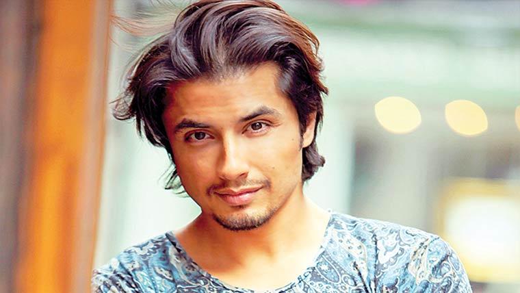 عید کے لباس پر تنقید کے بعد علی ظفر کی قوم سے معافی 