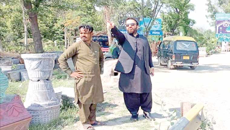 اسسٹنٹ کمشنر کا گجرات شہر کے  داخلی راستے پر شجرکاری مہم کا جائزہ 