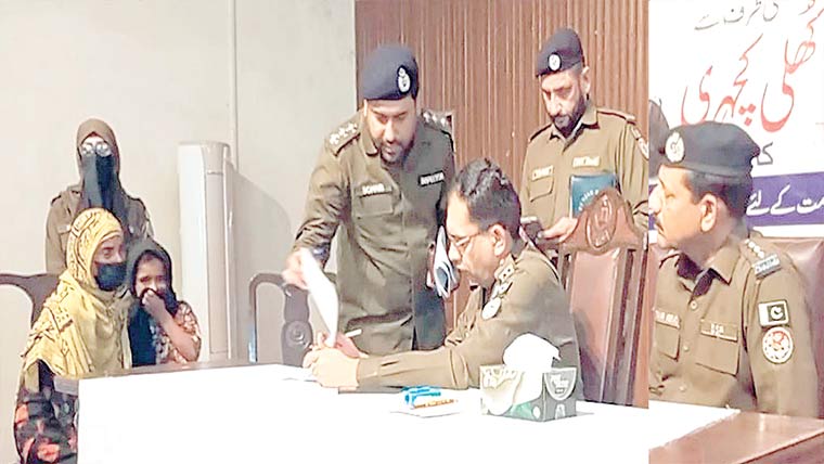 ڈی پی او سیالکوٹ کی ڈسکہ میں کھلی کچہری   سائلین کے مسائل حل کرنے کا حکم