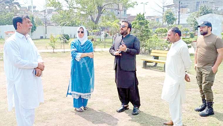 گجرات :ایڈیشنل ڈپٹی کمشنر جنرل صبا  سحر کا لیڈیز اینڈ چلڈرن پارک کا دورہ 