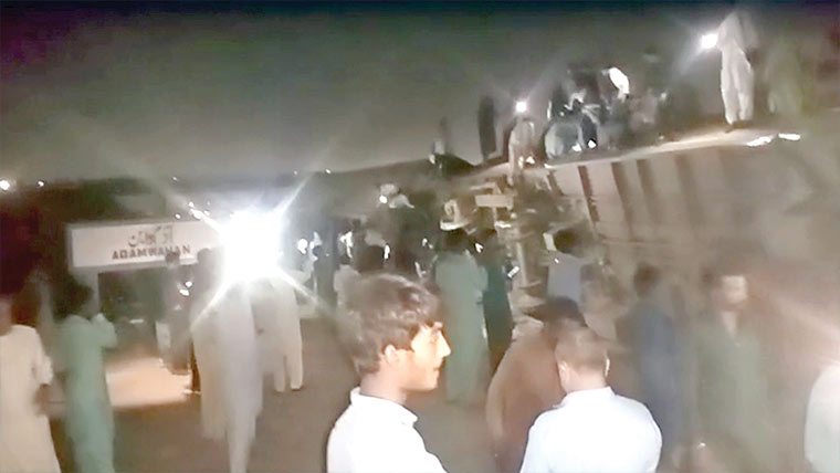 لودھراں : تیز گام ایکسپریس کی 4 بوگیاں پٹری سے اتر گئیں، 17 مسافر زخمی  