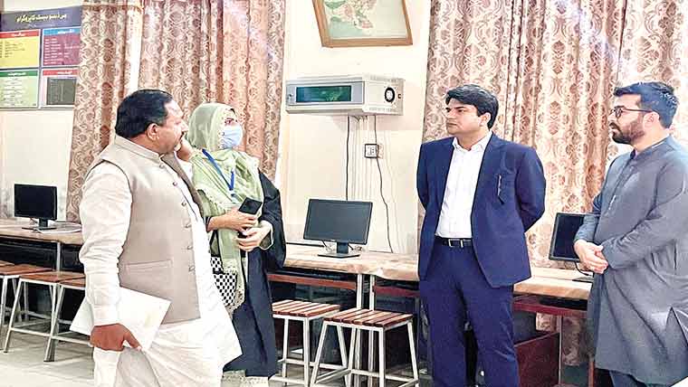 ڈپٹی کمشنر کا گورنمنٹ گرلز پائلٹ ہائی سکول کا دورہ 