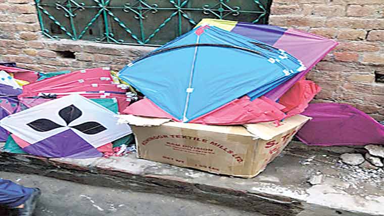 پتنگیں اور کیمیکل ڈوریں برآمد 