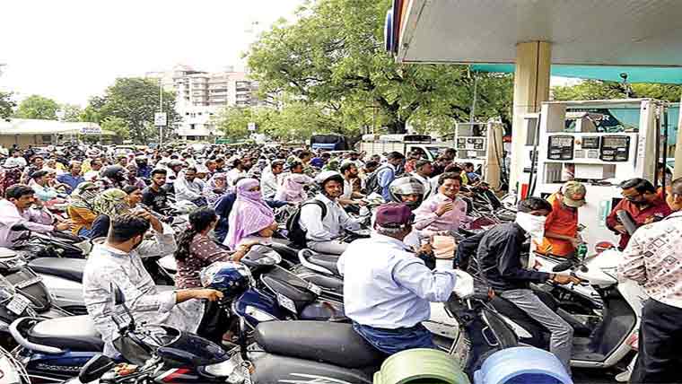 بھارت میں پٹرول بحران ، پمپوں پر شہریوں کی لمبی قطاریں