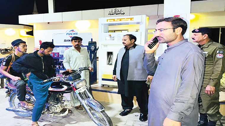 اسسٹنٹ کمشنر کاپٹرول کی ممکنہ قلت اور  غیر قانونی نان کسٹم سگریٹ کی فروخت  کی روک تھام کے سلسلے میں تفصیلی دورہ 